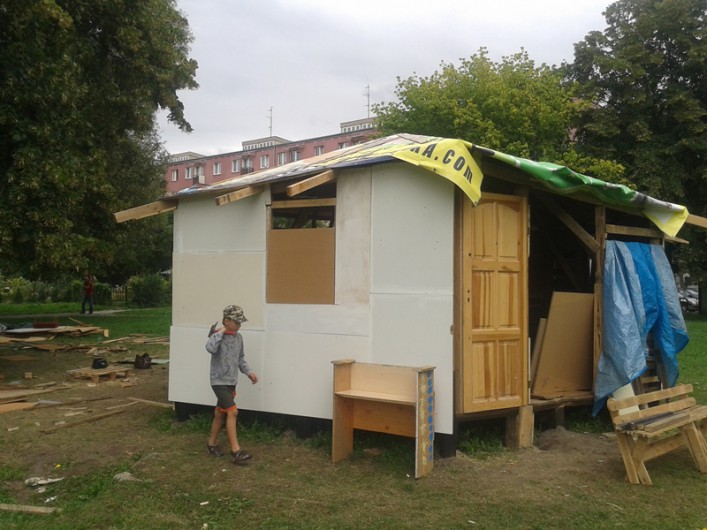 Arek Pasożyt wprowadził się już do swojego domu