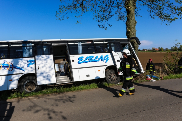 Autobus wypadł z drogi. 8 osób rannych