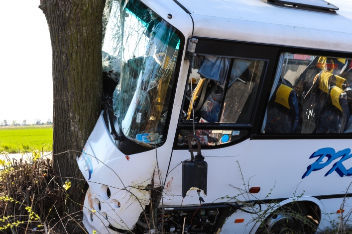 Autobus wypadł z drogi. 8 osób rannych