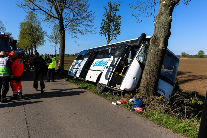 Autobus wypadł z drogi. 8 osób rannych