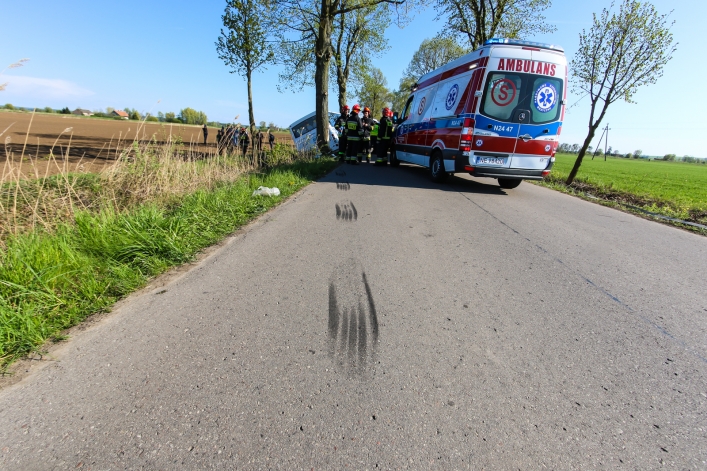 Autobus wypadł z drogi. 8 osób rannych