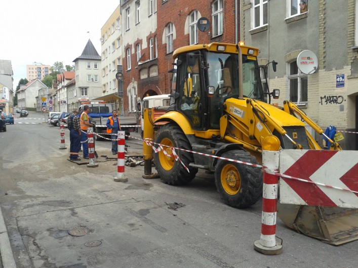 Awaria wodociągu. Woda rozsadziła asfalt