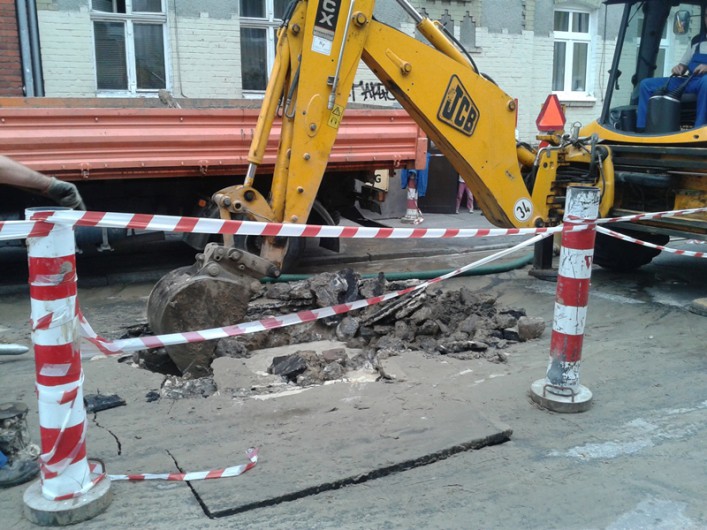 Awaria wodociągu. Woda rozsadziła asfalt