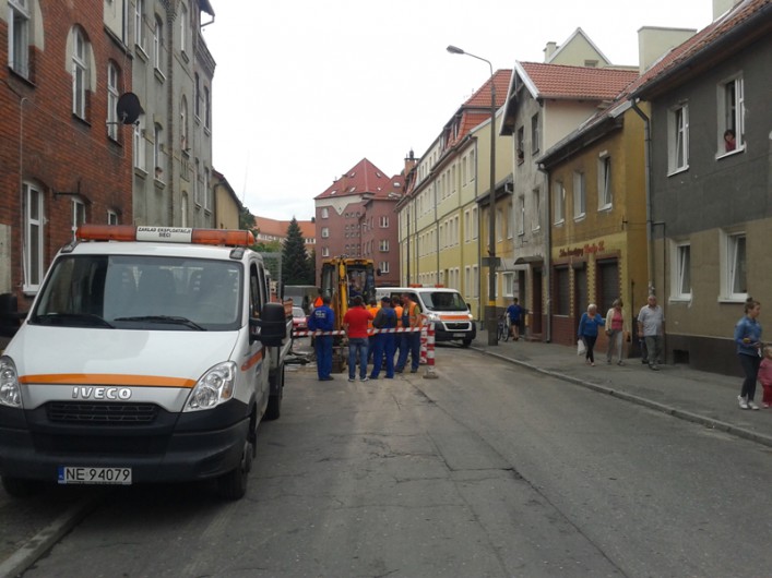 Awaria wodociągu. Woda rozsadziła asfalt