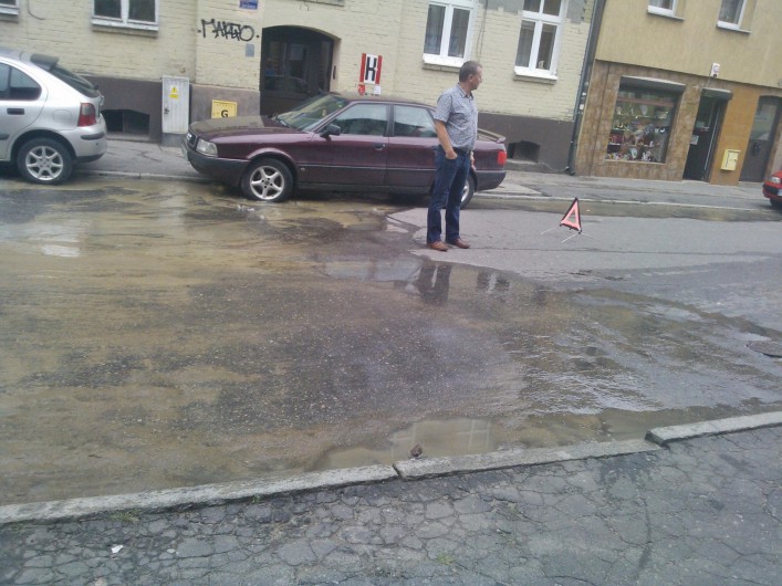 Awaria wodociągu. Woda rozsadziła asfalt