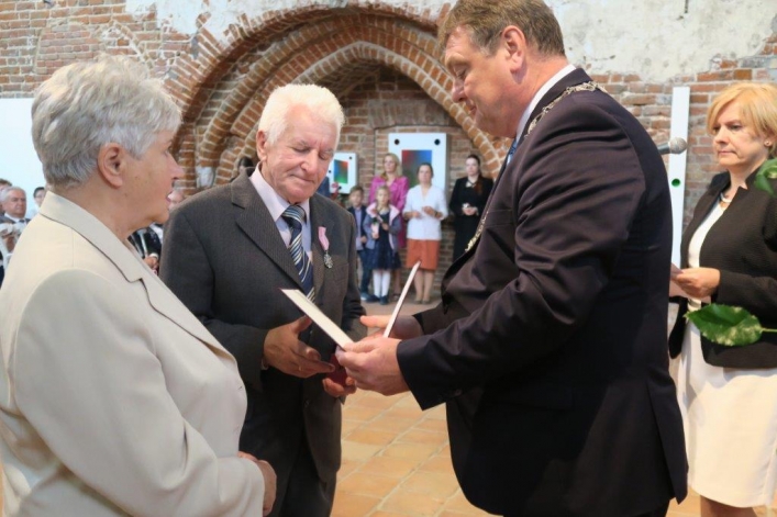 Aż 30 par uroczyście świętowało w Galerii El jubileusz 50-lecia zawarcia związku małżeńskiego (+ zdjęcia)