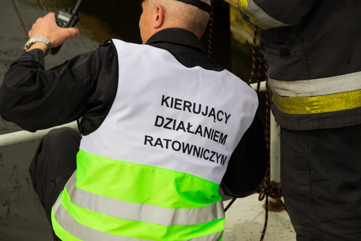 Beczki z paliwem zakaziły wody rzeki Elbląg. Perfekcyjna akcja strażaków. Zobacz galerię zdjęć