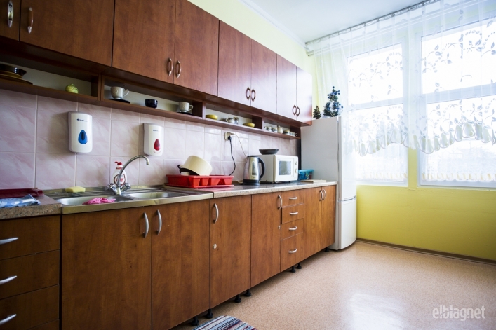 Bezdomni wolą alkohol i wolność od ciepłego schroniska 