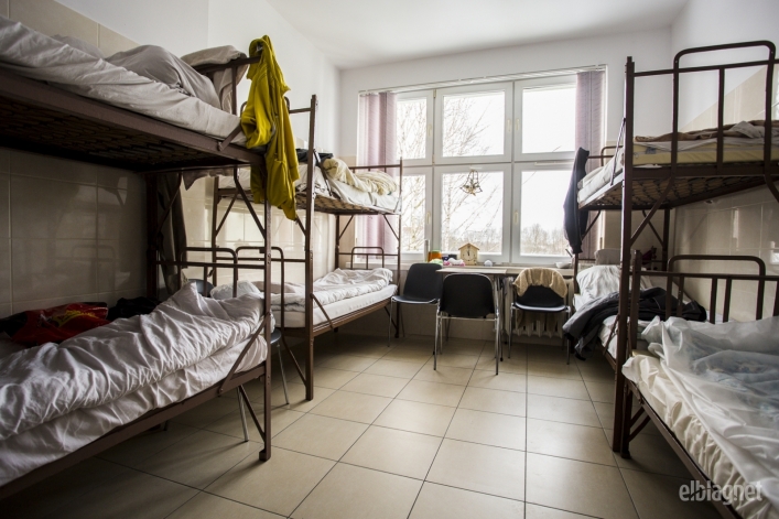 Bezdomni wolą alkohol i wolność od ciepłego schroniska 