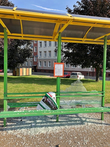 Bezmyślnie i bez przyczyny dewastowali wiaty przystankowe. Policjanci zatrzymali sprawców