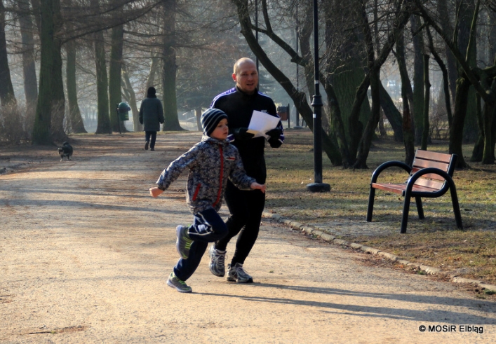Biegacze przemierzali trasę w Parku Kajki