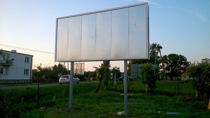 Billboardy stoją, witacze muszą poczekać