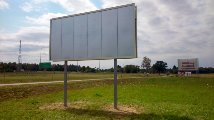 Billboardy stoją, witacze muszą poczekać