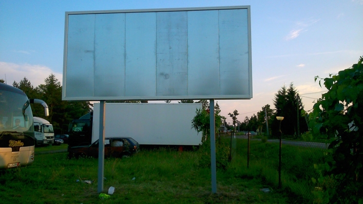 Billboardy stoją, witacze muszą poczekać