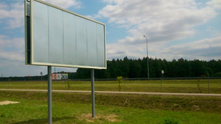 Billboardy stoją, witacze muszą poczekać