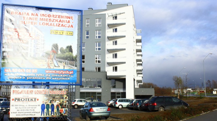Brama na Modrzewinę z adresem Jana Pawła II