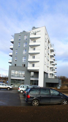 Brama na Modrzewinę z adresem Jana Pawła II