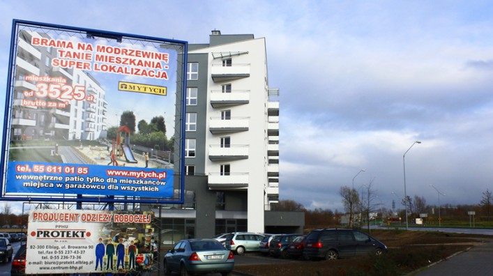 Brama na Modrzewinę z adresem Jana Pawła II