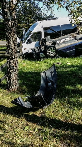 Bus z 14 dziećmi zderzył się z osobówką