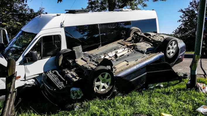 Bus z 14 dziećmi zderzył się z osobówką