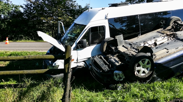 Bus z 14 dziećmi zderzył się z osobówką