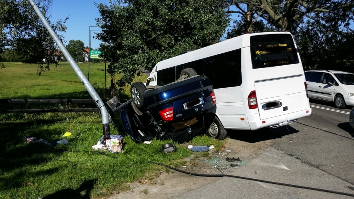 Bus z 14 dziećmi zderzył się z osobówką