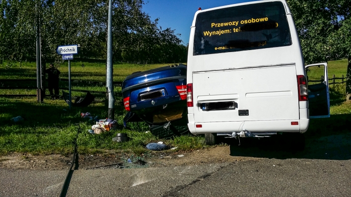 Bus z 14 dziećmi zderzył się z osobówką