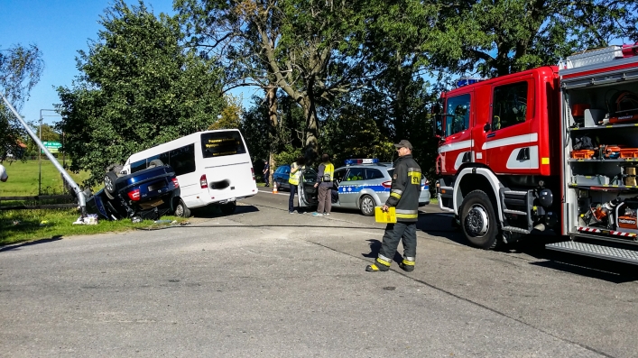 Bus z 14 dziećmi zderzył się z osobówką