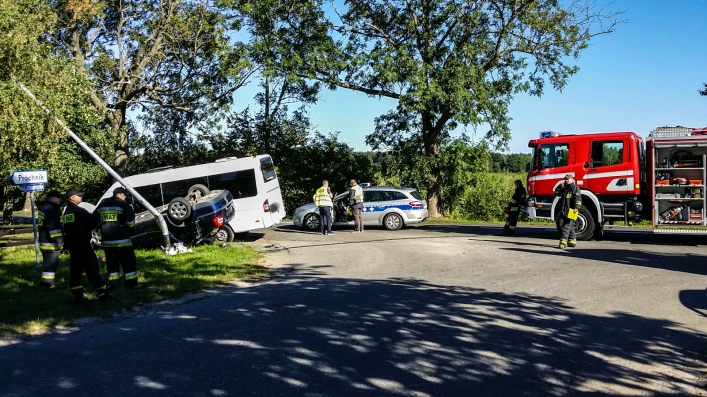 Bus z 14 dziećmi zderzył się z osobówką