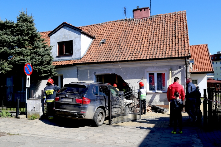 BWM wjechało w budynek