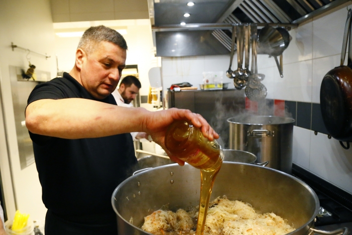 Całą noc gotowali bigos w Restauracji Amore Mio. Dzisiaj zapraszają na darmową degustację!