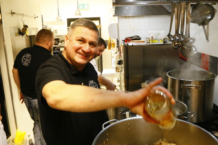 Całą noc gotowali bigos w Restauracji Amore Mio. Dzisiaj zapraszają na darmową degustację!