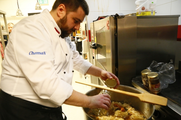 Całą noc gotowali bigos w Restauracji Amore Mio. Dzisiaj zapraszają na darmową degustację!