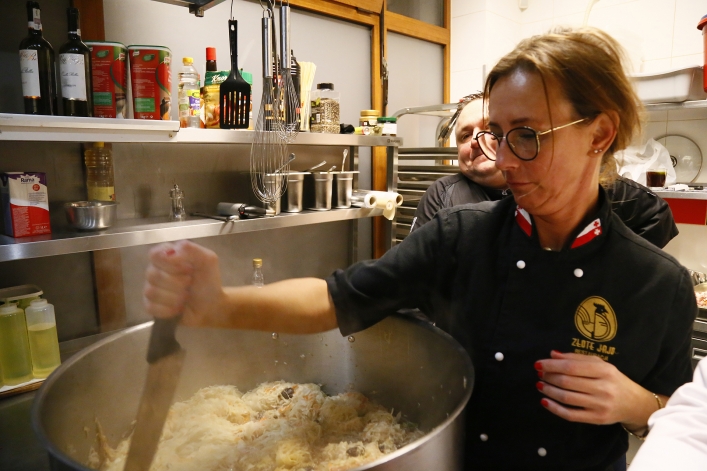 Całą noc gotowali bigos w Restauracji Amore Mio. Dzisiaj zapraszają na darmową degustację!