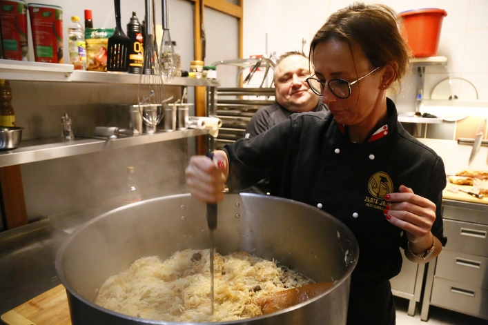 Całą noc gotowali bigos w Restauracji Amore Mio. Dzisiaj zapraszają na darmową degustację!