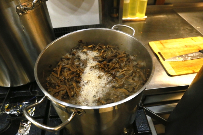 Całą noc gotowali bigos w Restauracji Amore Mio. Dzisiaj zapraszają na darmową degustację!