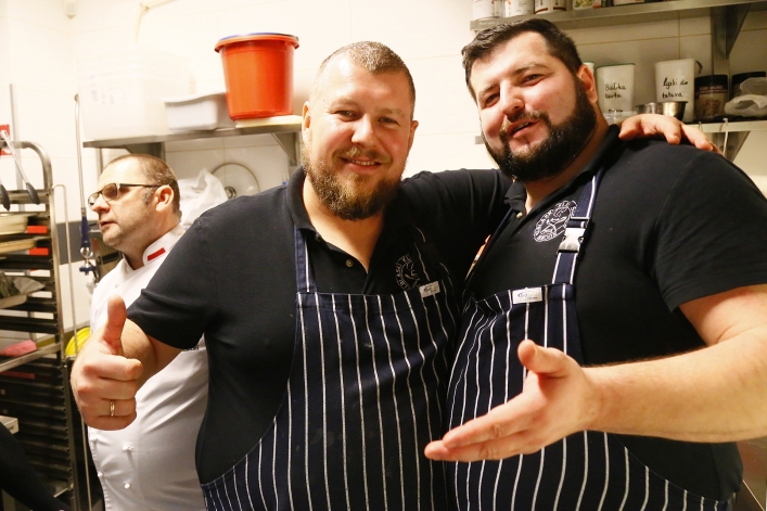 Całą noc gotowali bigos w Restauracji Amore Mio. Dzisiaj zapraszają na darmową degustację!