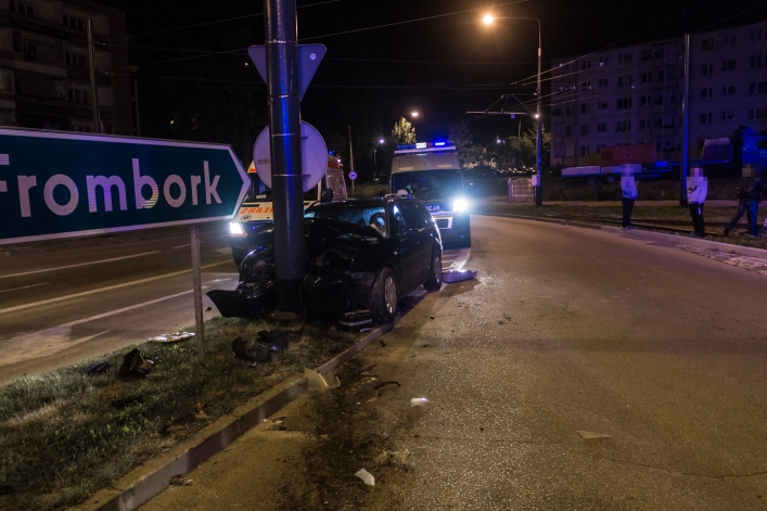 Centrum Elbląga: pijany 23-latek uderzył w słup