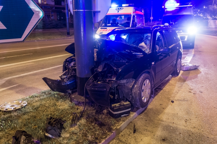 Centrum Elbląga: pijany 23-latek uderzył w słup
