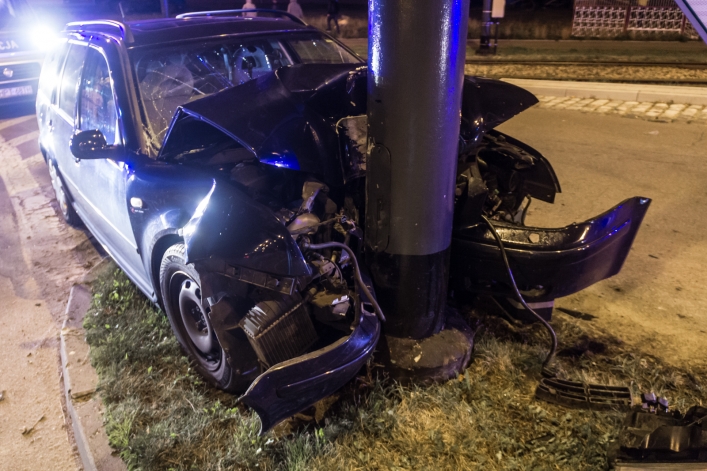 Centrum Elbląga: pijany 23-latek uderzył w słup