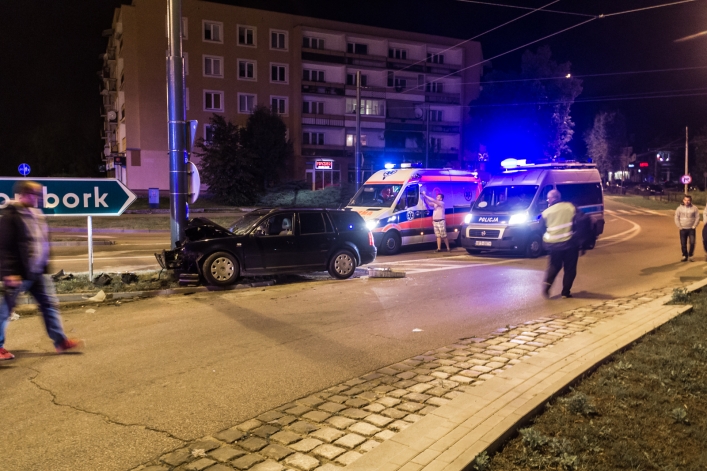 Centrum Elbląga: pijany 23-latek uderzył w słup