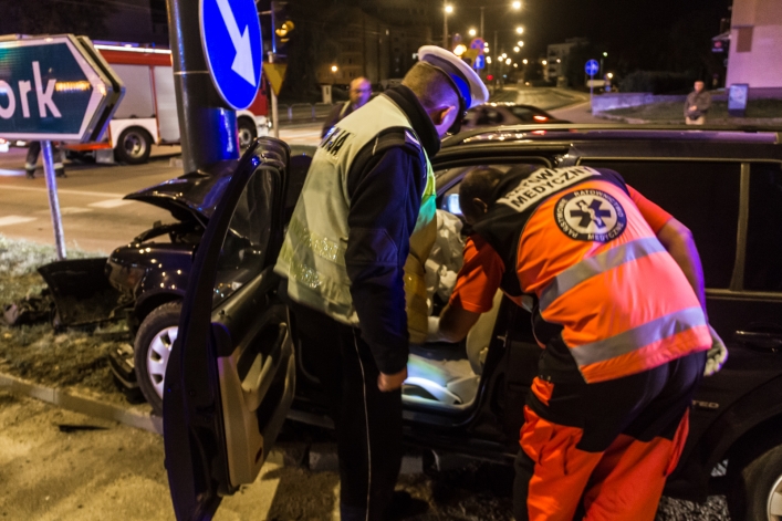 Centrum Elbląga: pijany 23-latek uderzył w słup