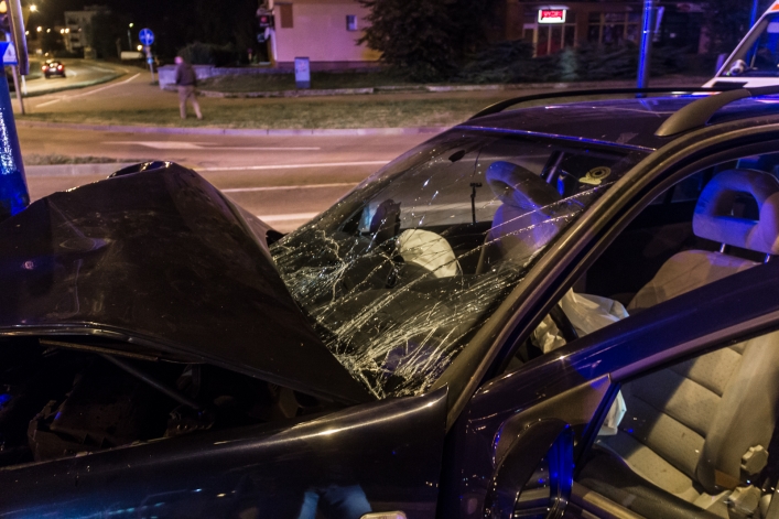 Centrum Elbląga: pijany 23-latek uderzył w słup
