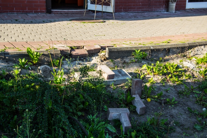 Chodnik przy ul. Bałuckiego się osuwa. Czy ktoś to naprawi?