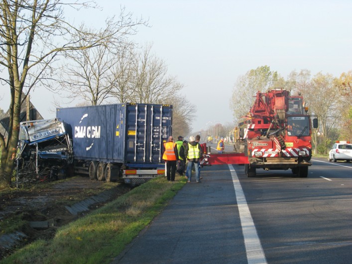 Ciężarówka podnoszona z rowu. Siódemka zablokowana