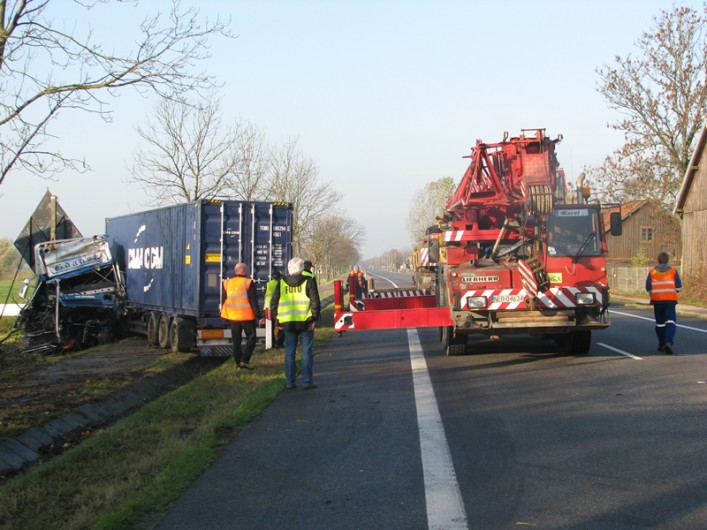 Ciężarówka podnoszona z rowu. Siódemka zablokowana