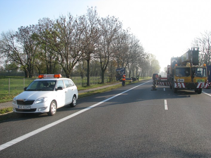 Ciężarówka podnoszona z rowu. Siódemka zablokowana
