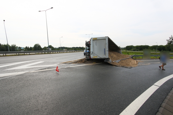 Ciężarówka w rowie na S7
