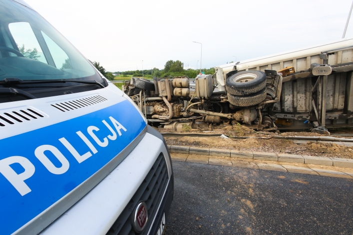 Ciężarówka w rowie na S7