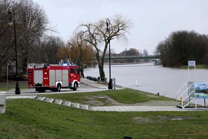 Cofka na rzece Elbląg. Jest coraz gorzej. Poziom wody rośnie
